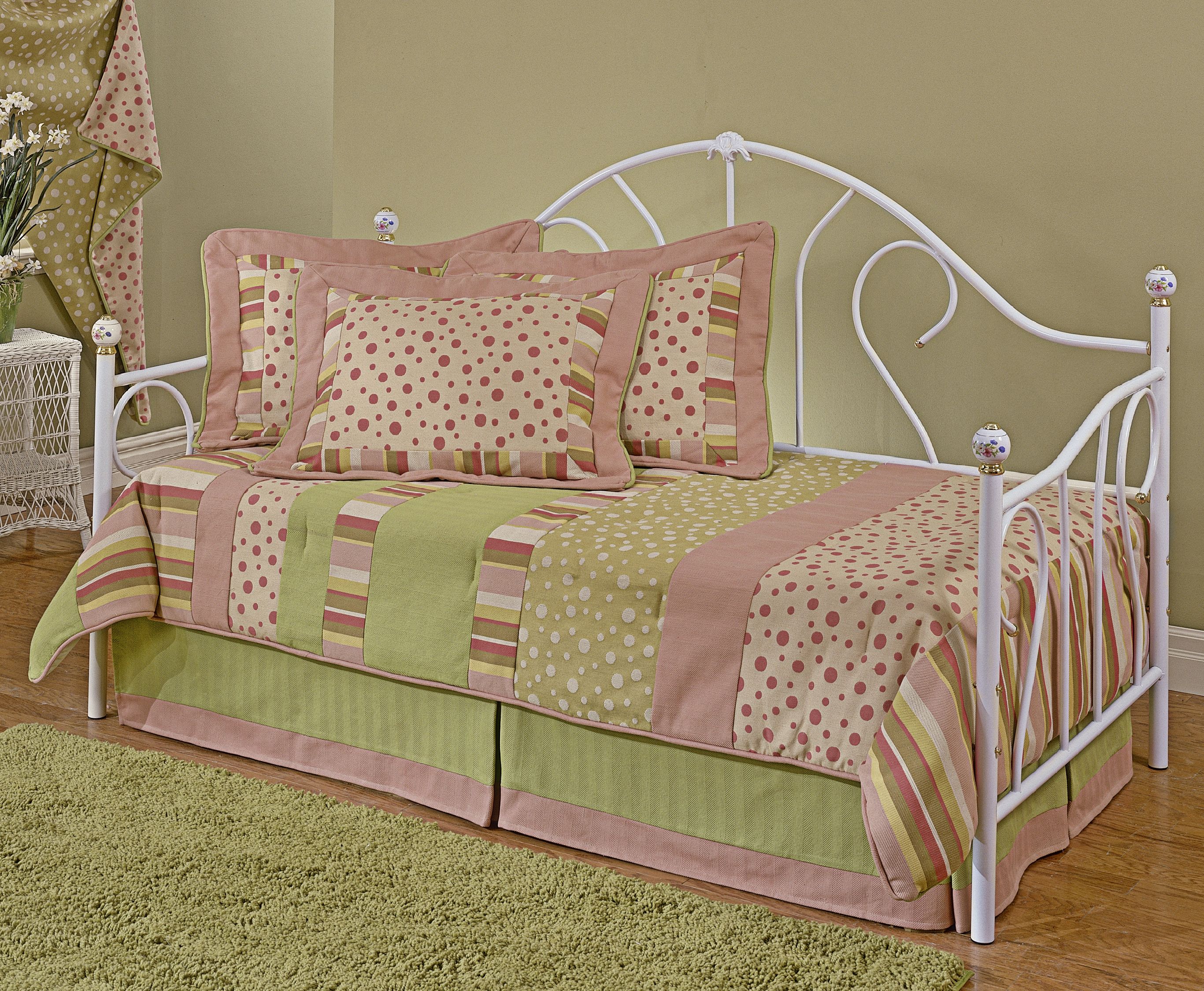 White Finish Ball Finial Daybed (H4610)