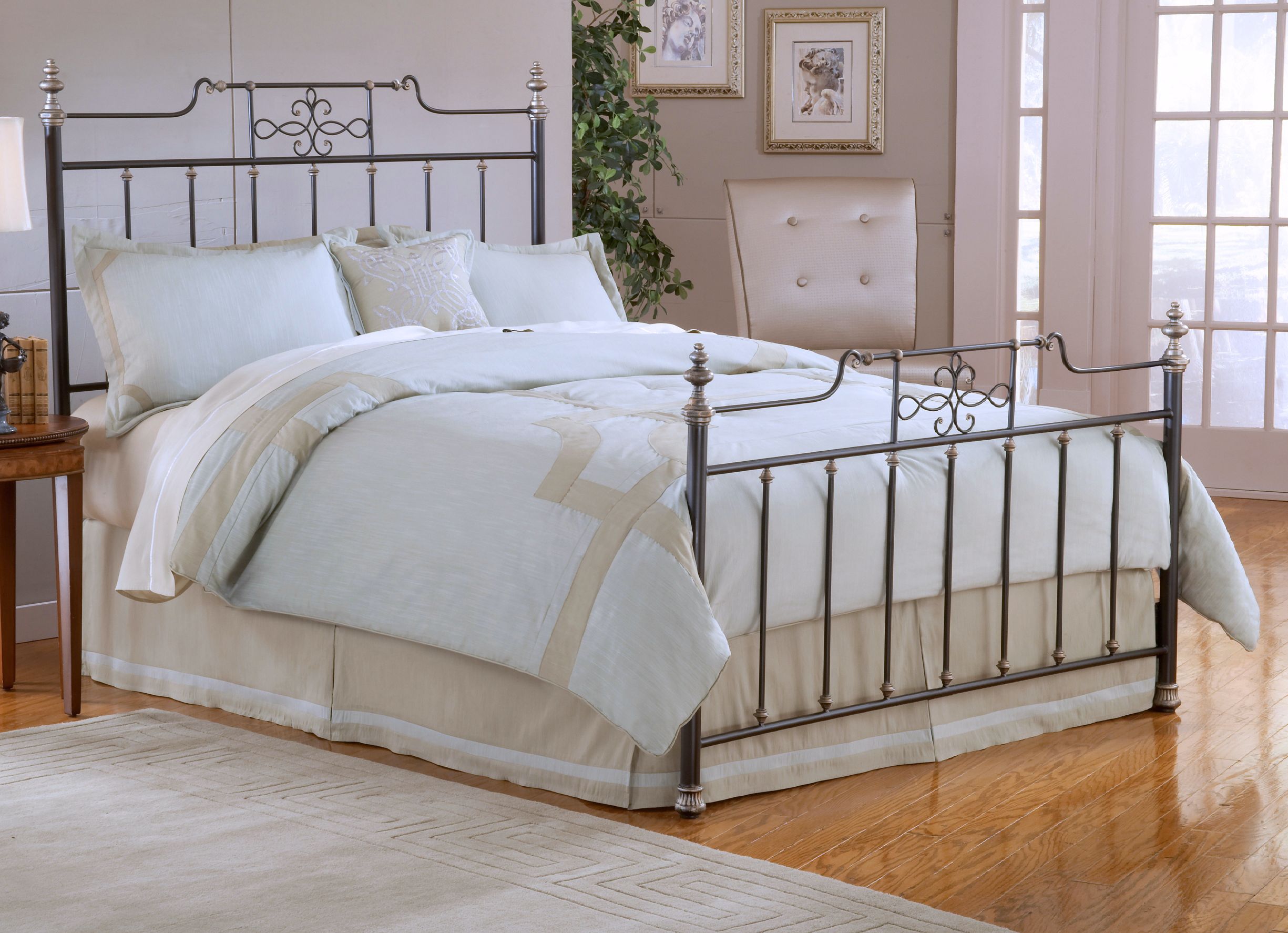 Hillsdale Amelia Frosted Black Spindle Bed Set
