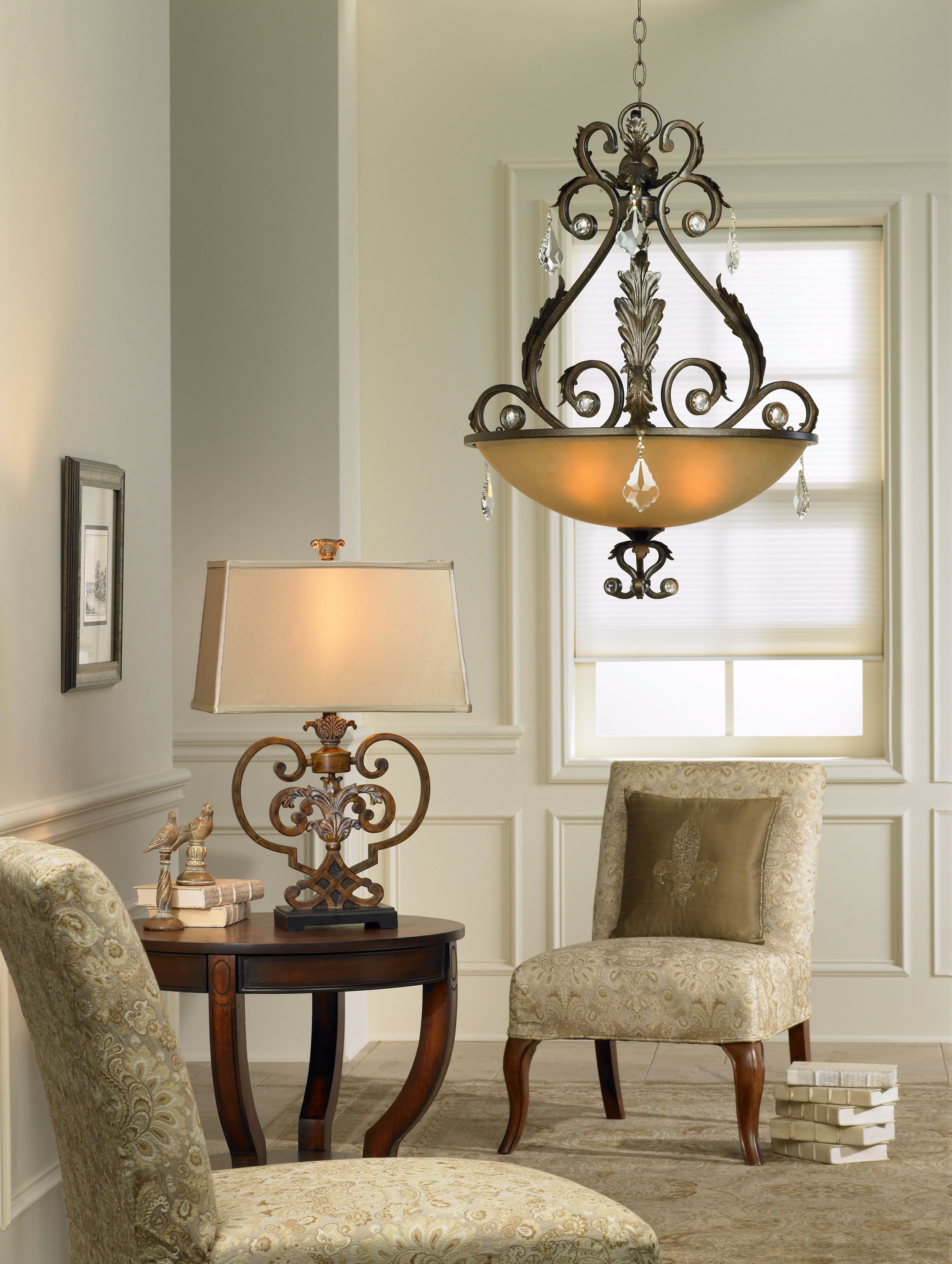 A traditional living room room with influences from the Paris flea markets.