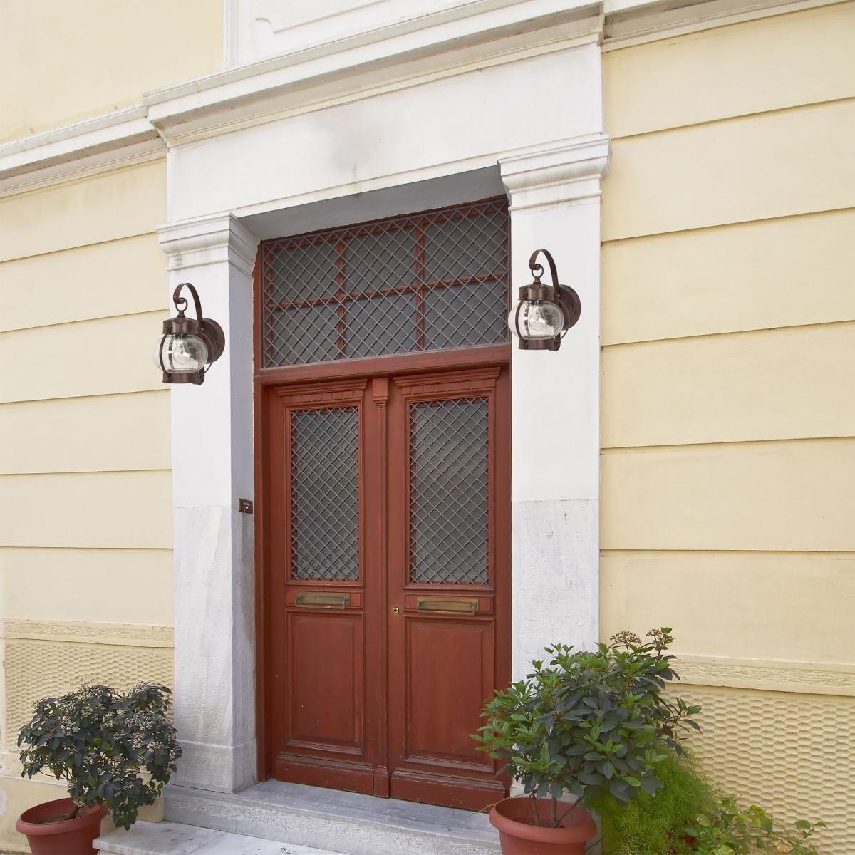 1 Light; 11 in.; Wall Lantern; Onion Lantern with Clear Seed Glass