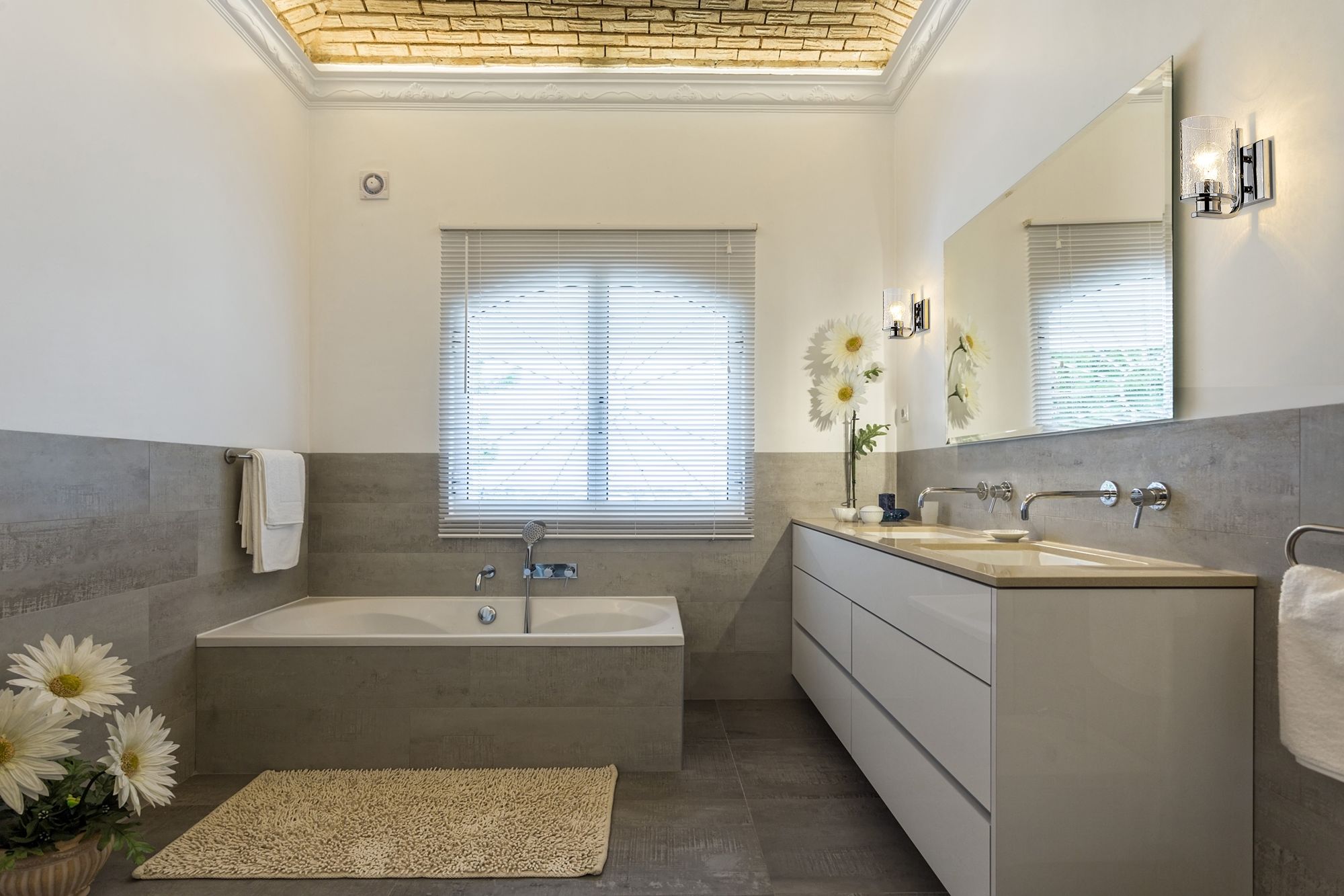 Beckett by Z-Lite Chrome 4.5 inch 1 Light Wall Sconce in scene