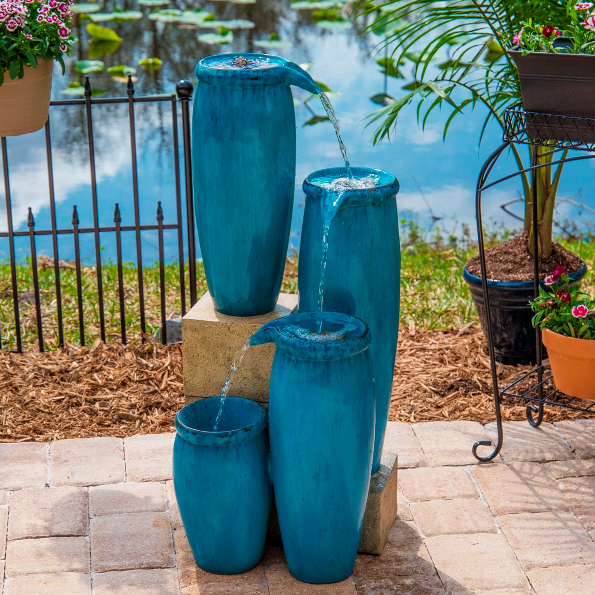 フォンテーヌFONTAINE Glitzhome 27.25 in. H 4 Tier Cobalt Blue Embossed Pattern