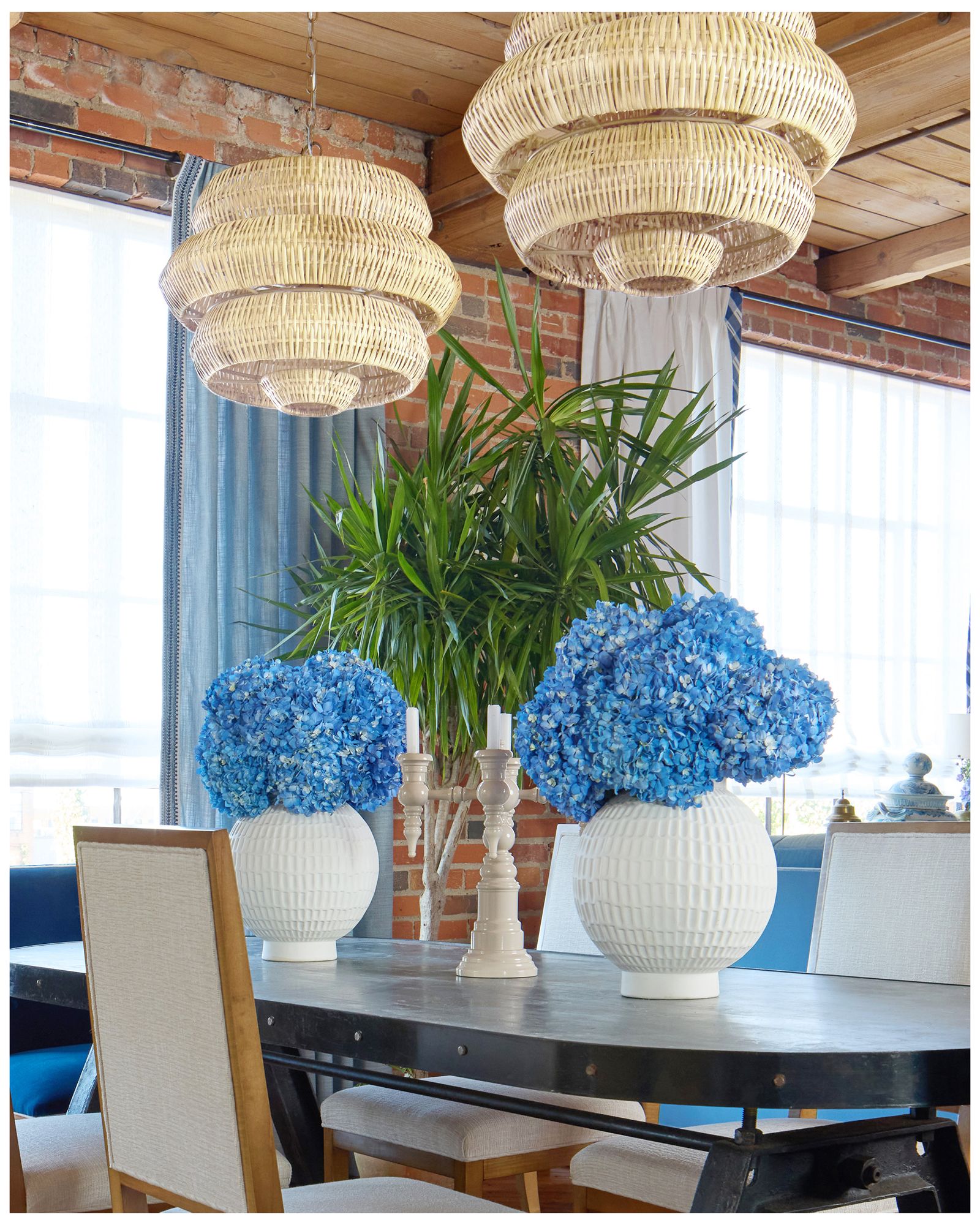 Currey & Company 22.5" Antibes Small White 3-Light Chandelier