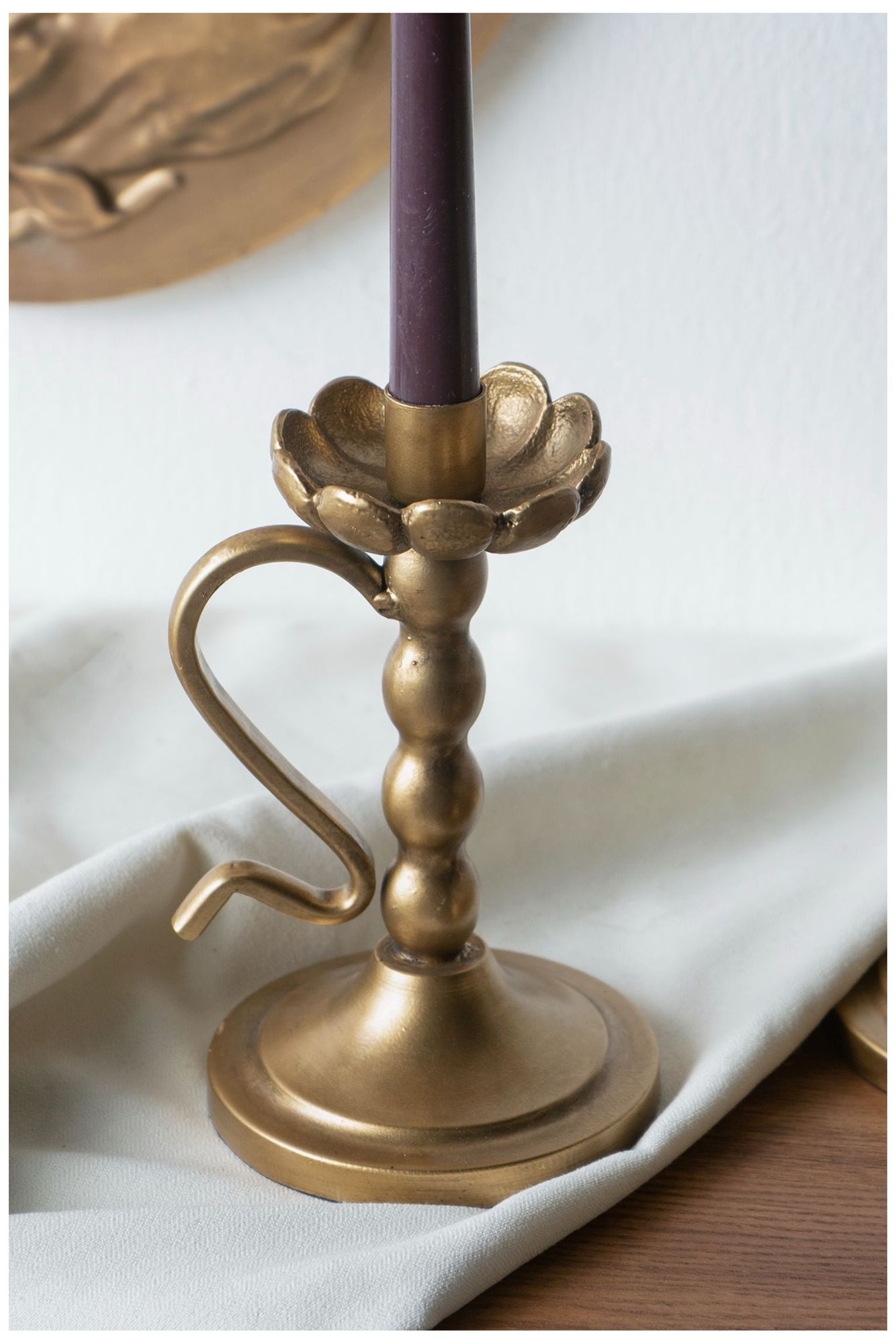 Decorative Gold Iron Candle Holder Ribbed Design Curved Handle