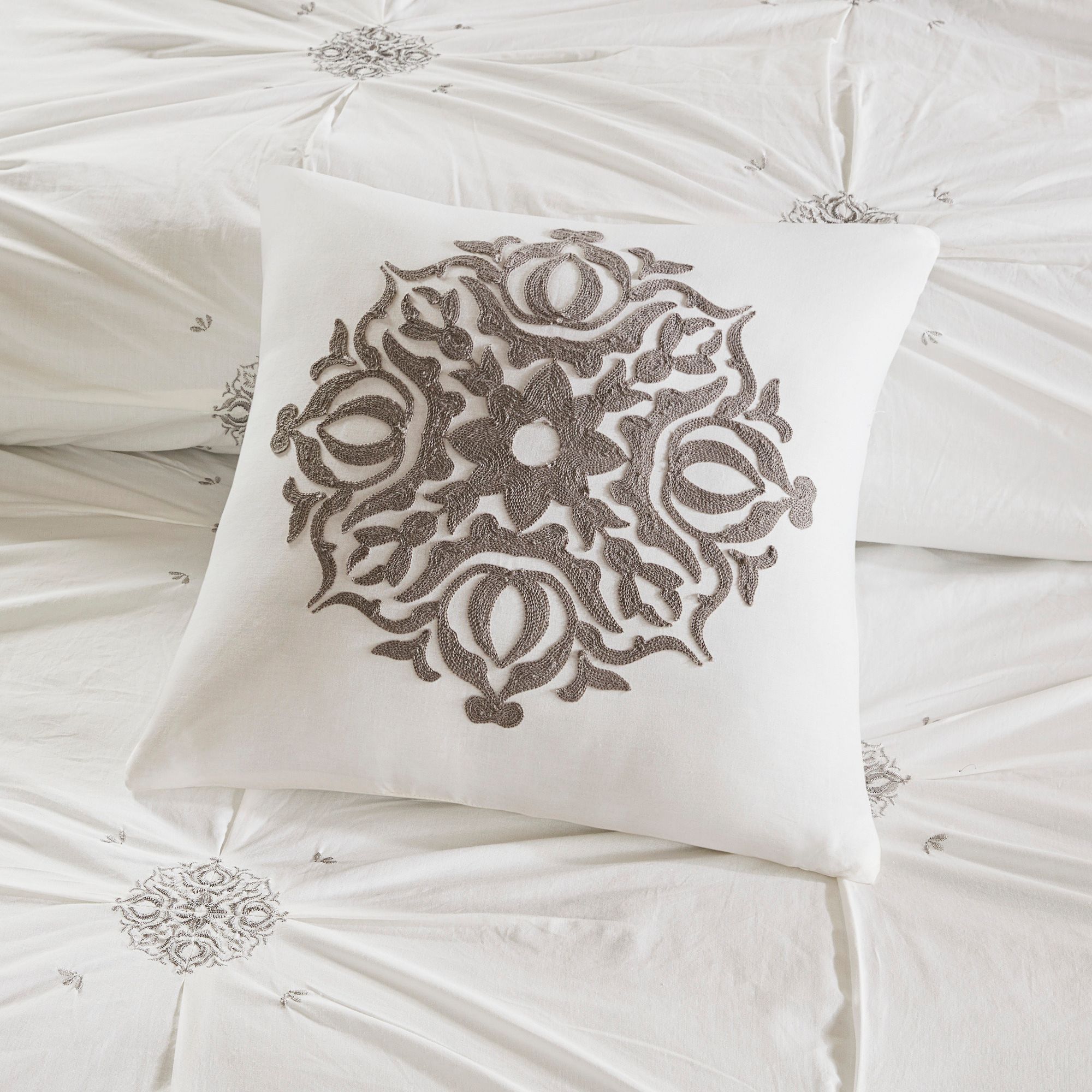 Edna Ivory Gray Medallion 6-Piece Full/Queen Comforter Set