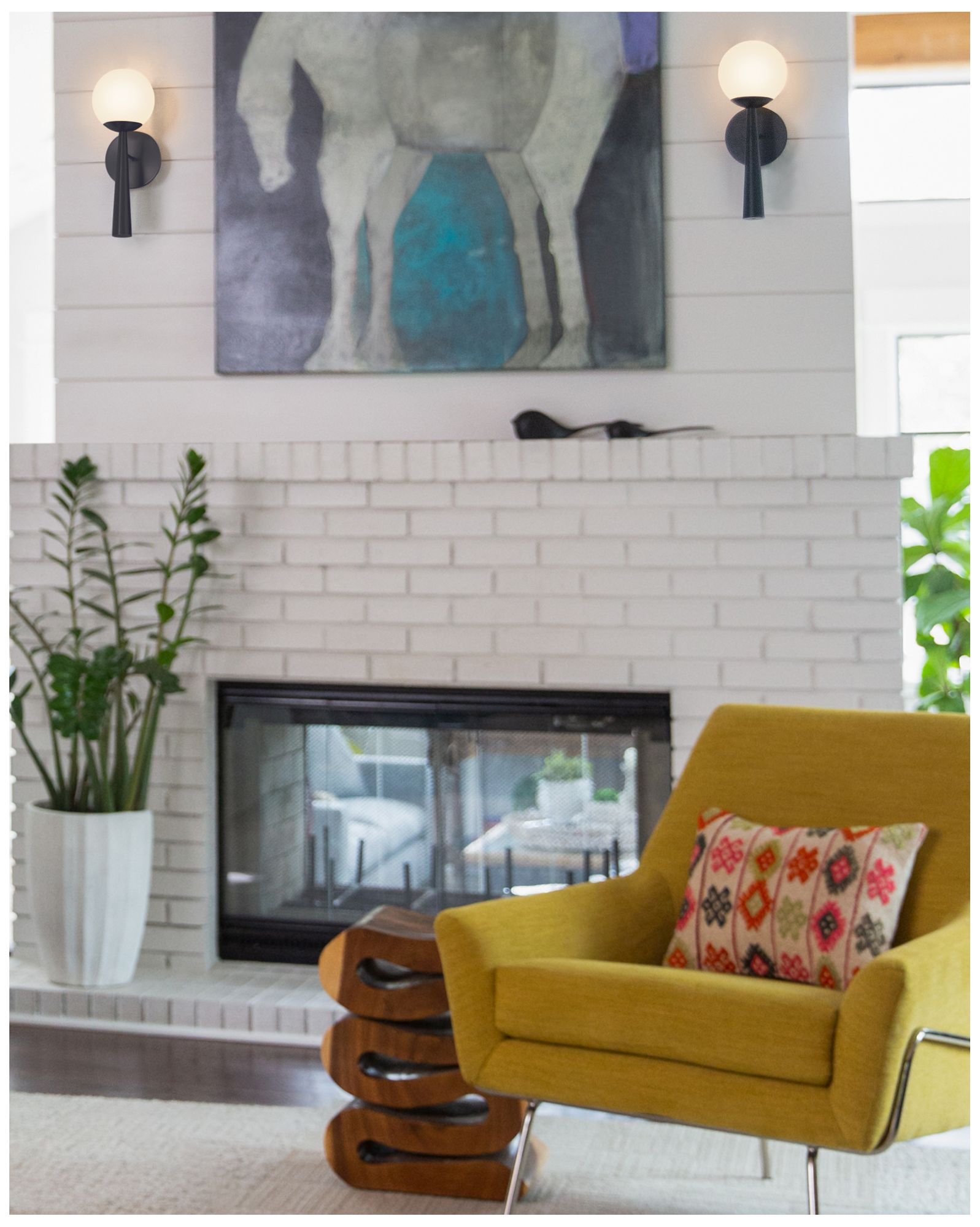 LARK IZZY Medium Single Light Sconce Black