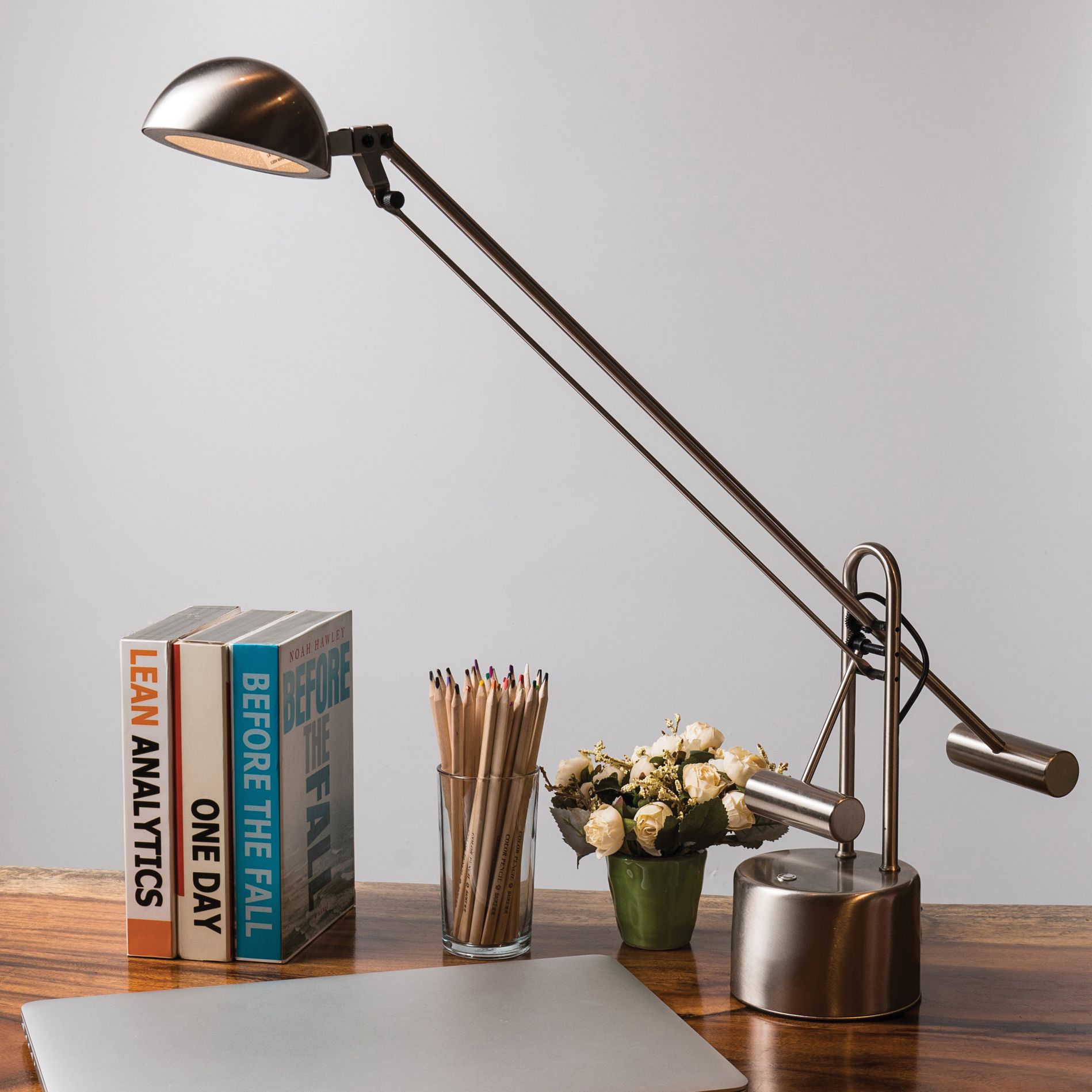 Non halogen desk store lamp