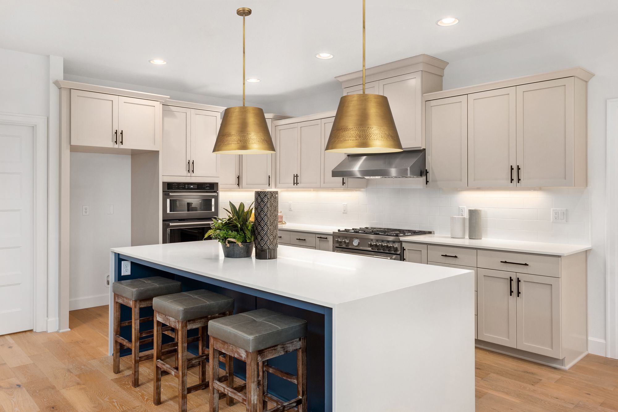 Image 3 Maddox by Z-Lite Rubbed Brass 18 inch 1 Light Chandelier more views