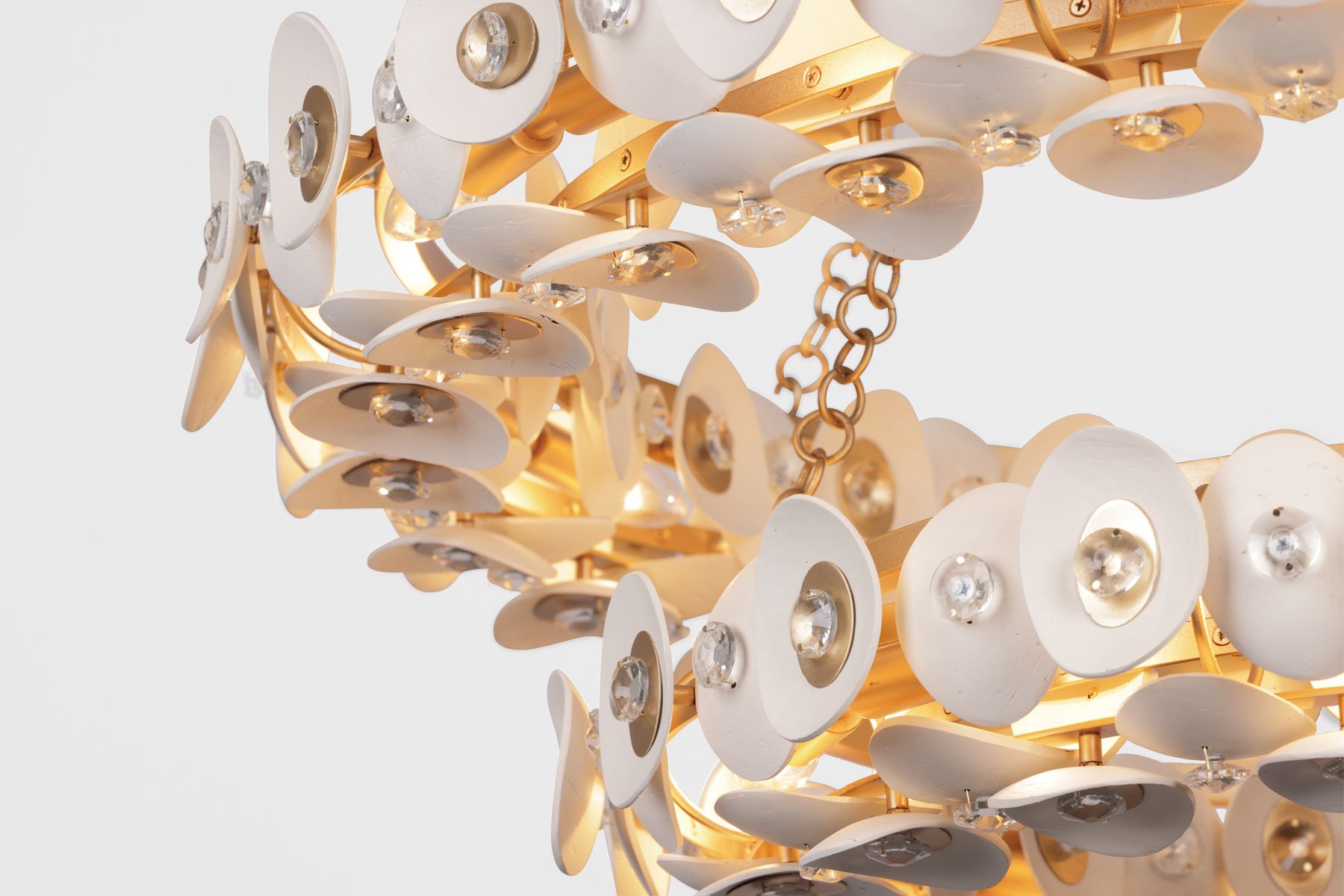 Image 4 Metropolitan Niu 22-Light 39-in Fawn Gold Chandelier with Shell Accents more views