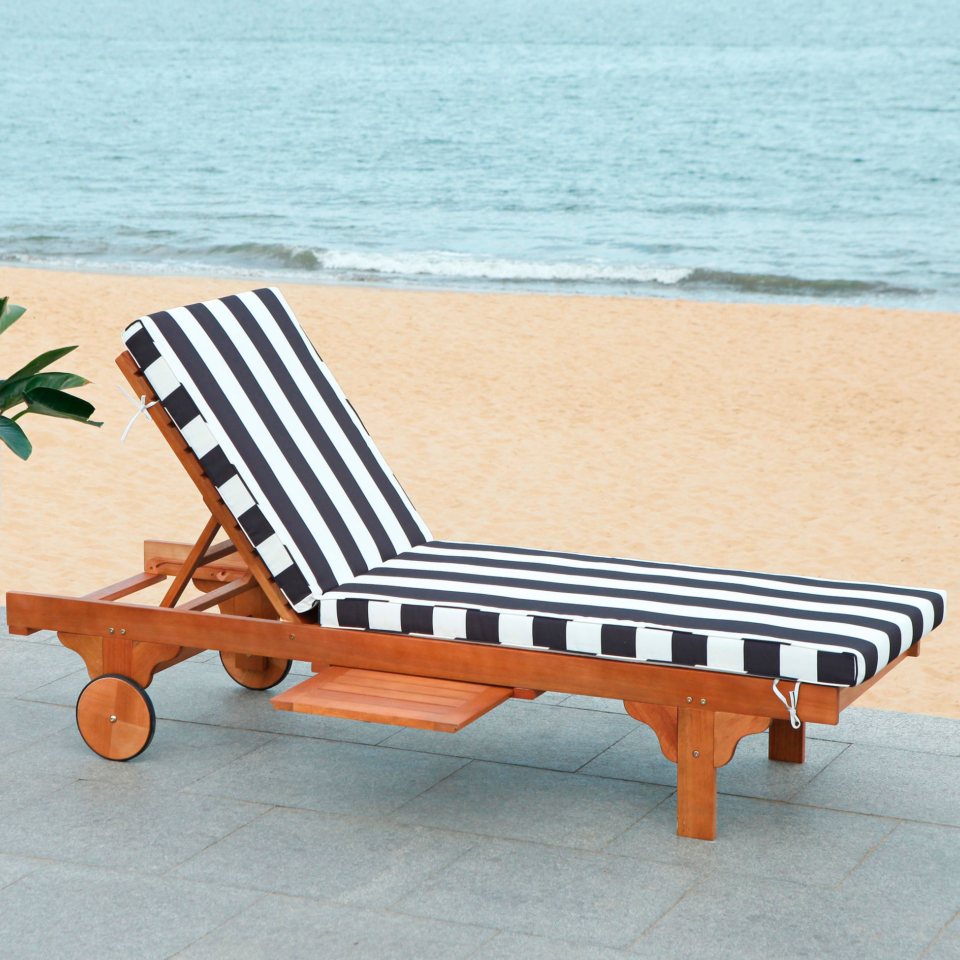 Safavieh outdoor lounge chair hot sale