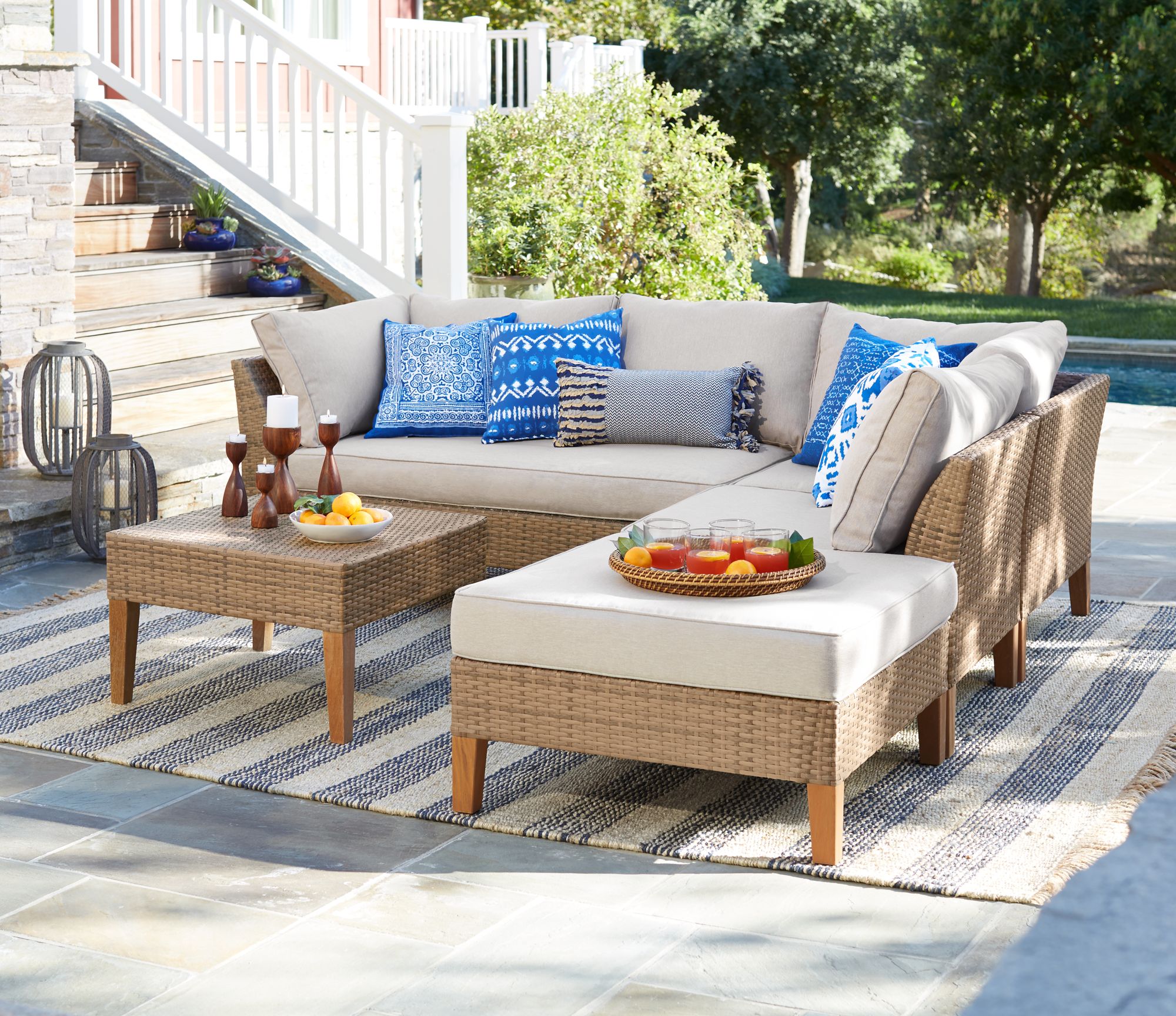 La Jolla 5-Piece Wicker Sectional Sofa and Coffee Table Set