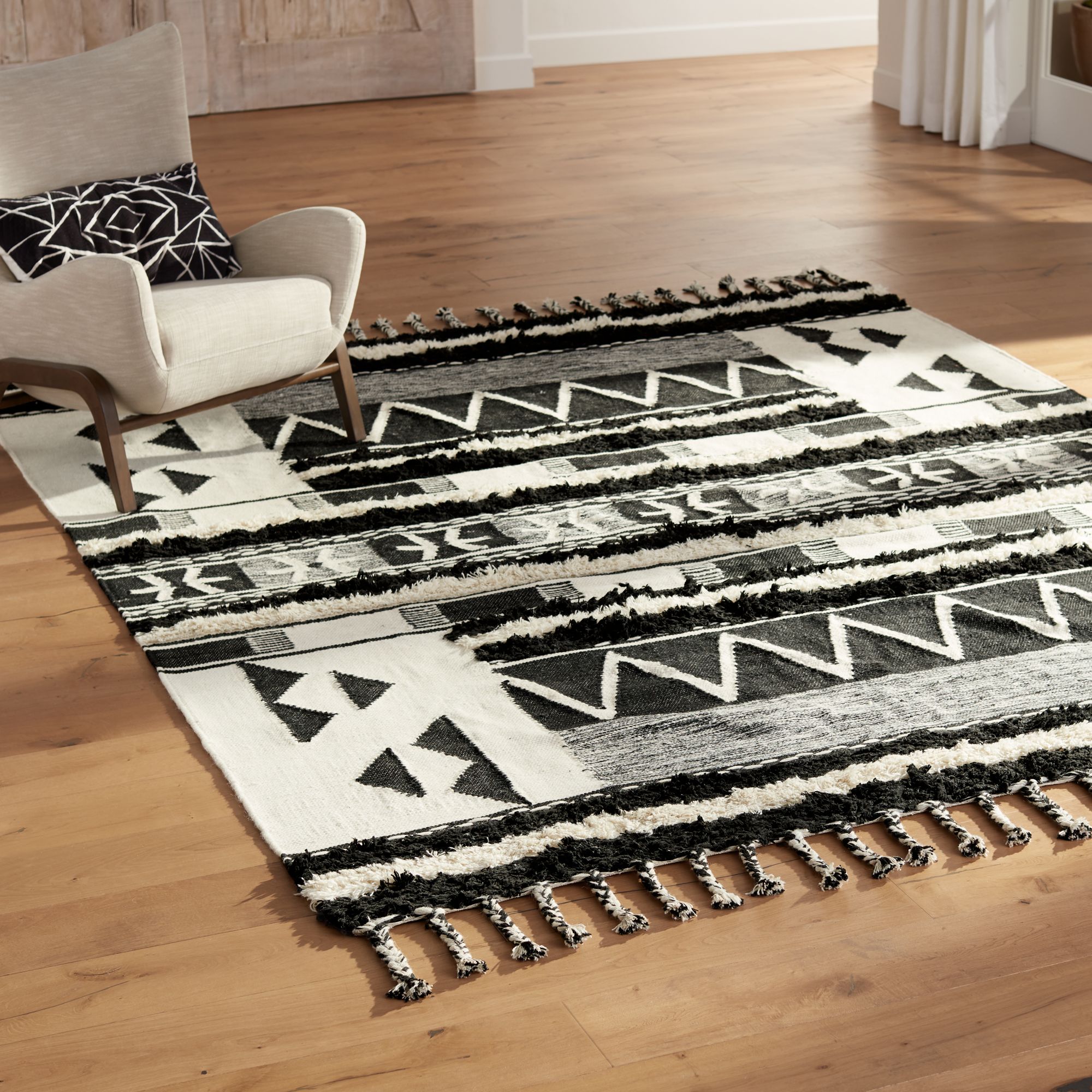 Artesia Kilim Shag Ivory and Black Area Rug 