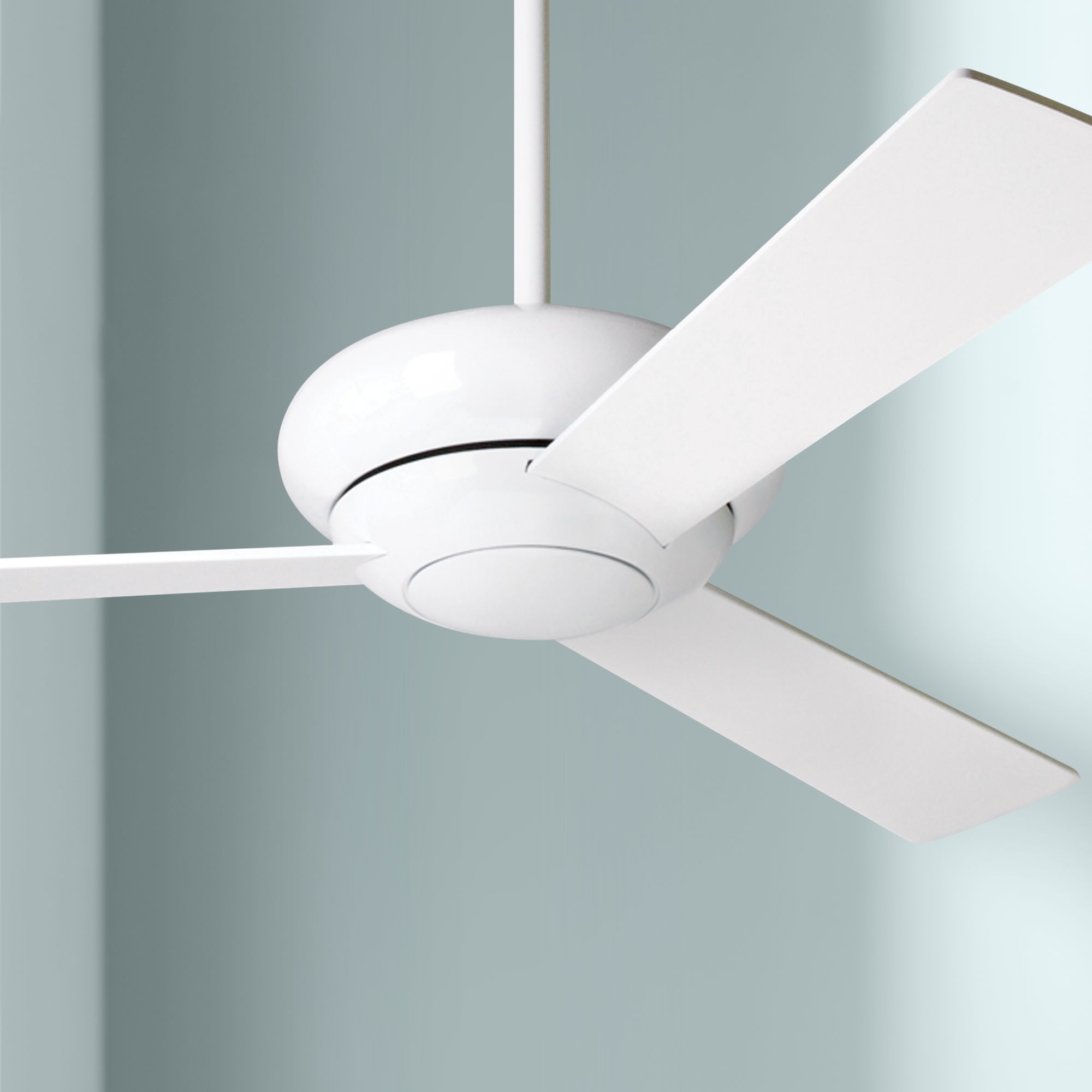 white modern ceiling fan        
        <figure class=